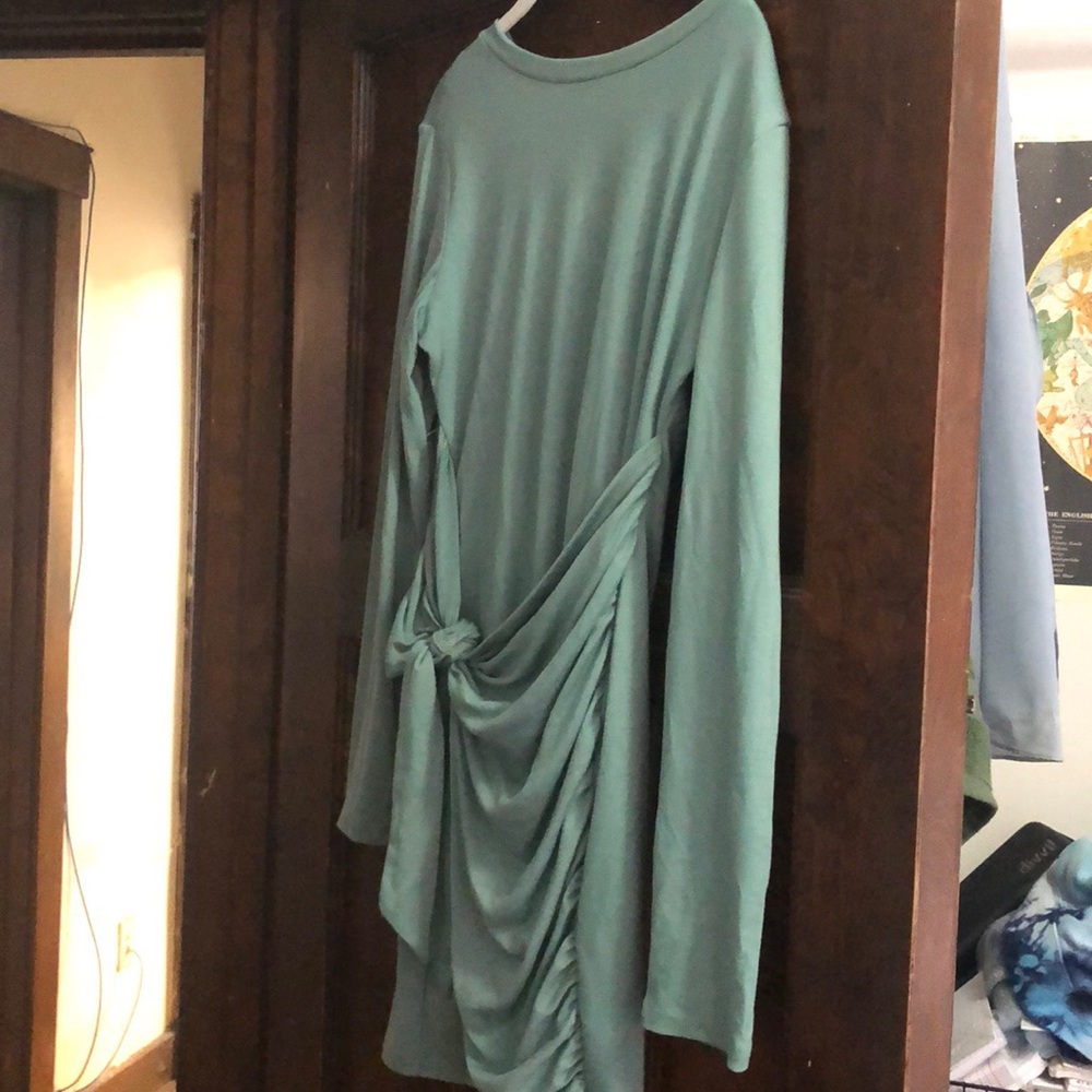 A very flattering teal dress!